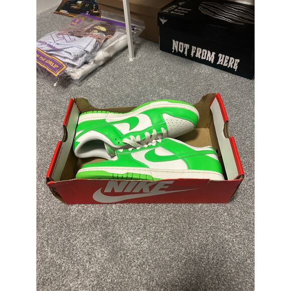 *Brand New* Nike Dunk Green Strike (10W, 8.5M) - Picture 1 of 4